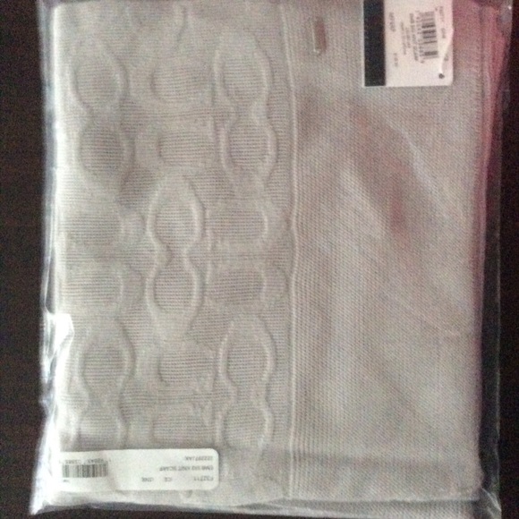 *NWT* Beautiful Ice Grey Coach Gloves🧤 & Scarf 🧣 - Picture 7 of 8